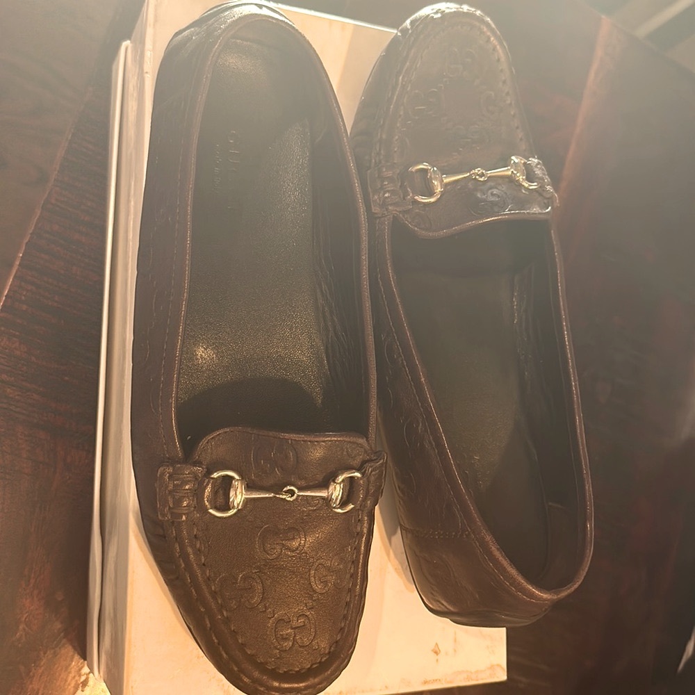Authentic, Vintage, GUCCI loafers in Rich brown leather.